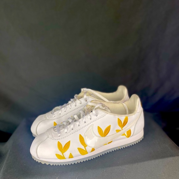 Nike - Picture 2 of 3